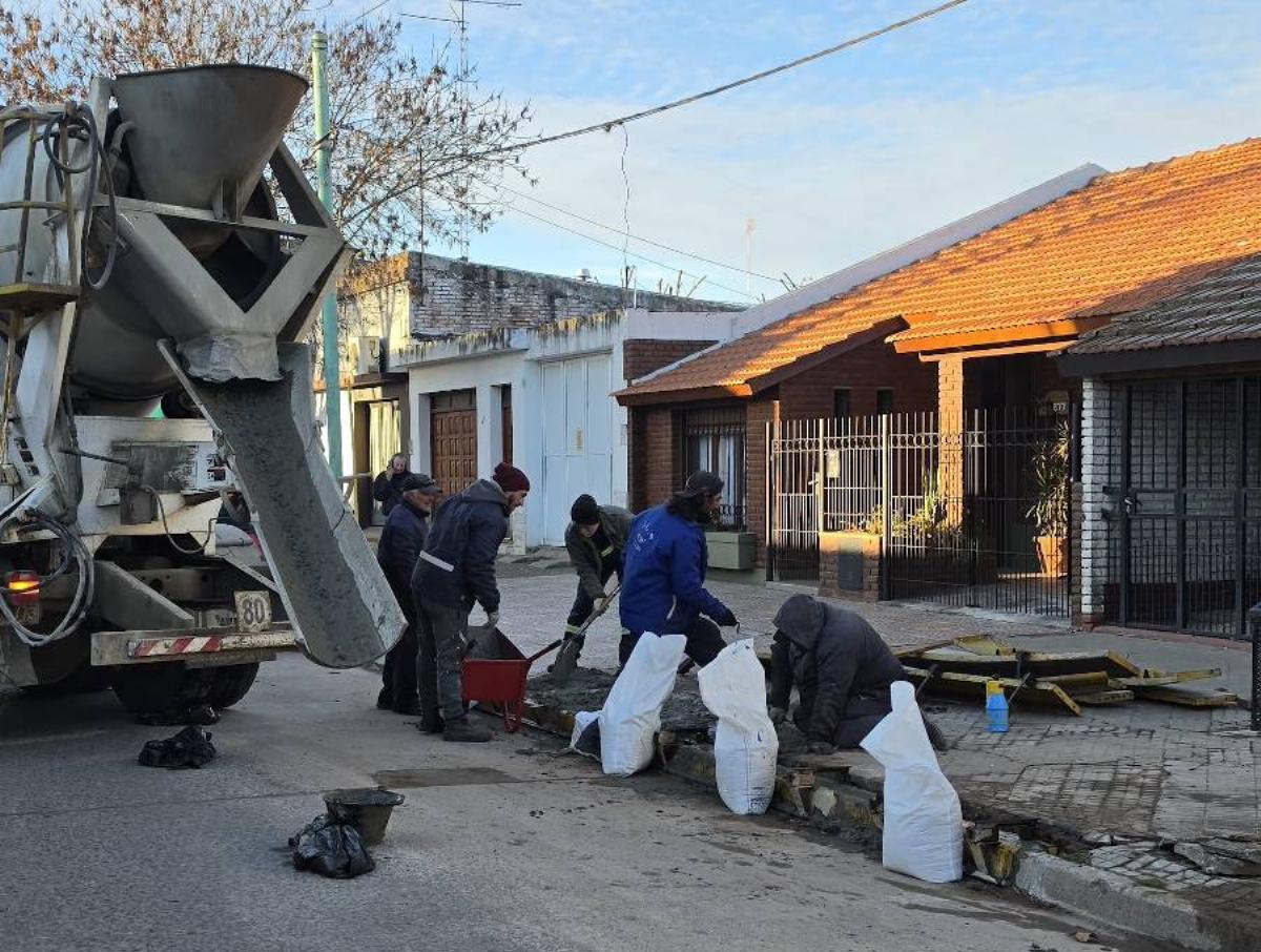 Avanzan las reparaciones de cordones cuneta en la avenida