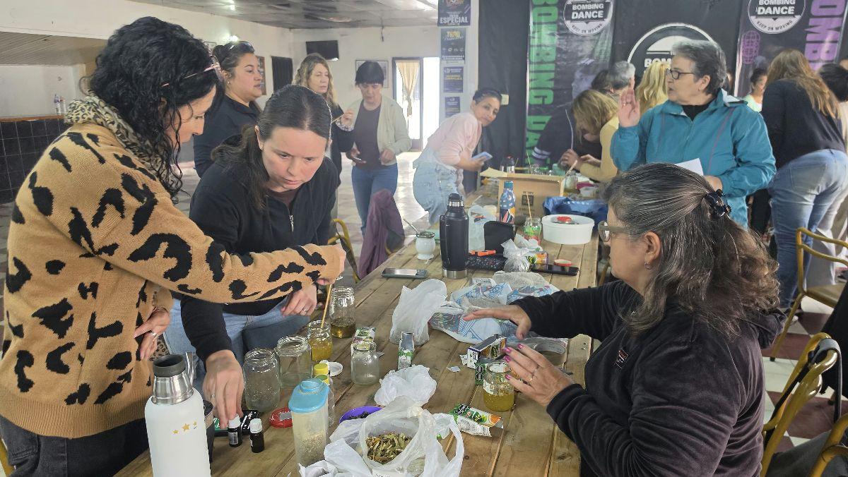 Un nuevo seminario de jardinería especial abordó la elaboración de productos naturales