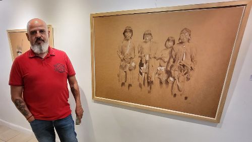 Sandro Ponce de León presentó muestra de pinturas y telas