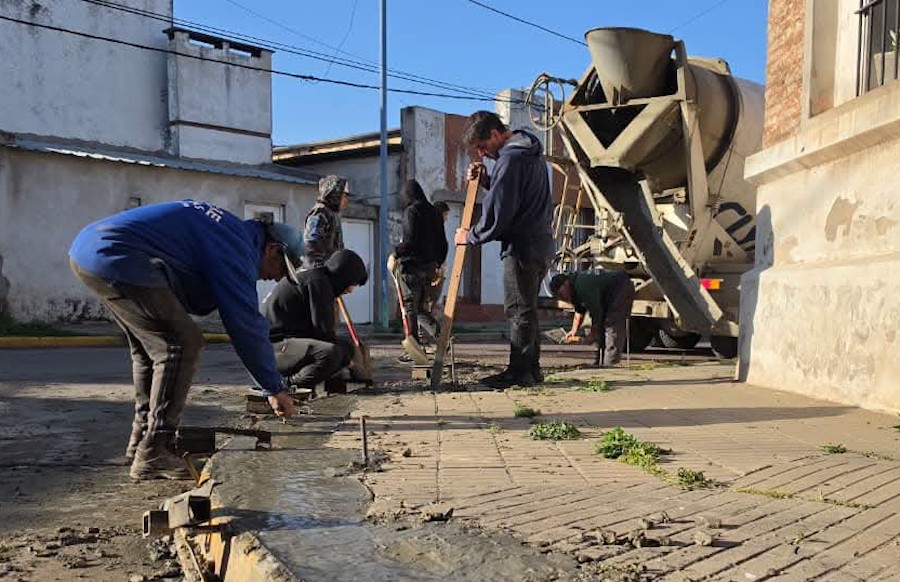 Avanzan las reparaciones de cordones y la construcción de rampas
